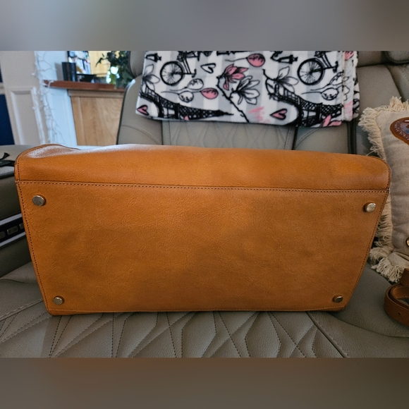 Real Leather Claudia Handbag. - Picture 5 of 6